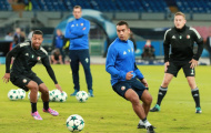Van Bronckhorst cùng Feyenoord làm quen với mặt sân của Napoli