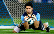 Khoảnh khắc hài hước khi Suarez lui về làm thủ môn