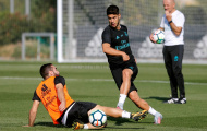Asensio khiến Carvajal ngã sóng soài trên sân tập