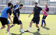 Pique thách thức Messi trên sân tập