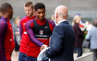 Rashford 'tay bắt, mặt mừng' huyền thoại M.U khi lên tuyển tập trung