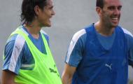 Cavani cười đùa với Godin trong ngày hội quân