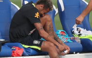 Neymar tỏ ra đau đớn khi đang tập cùng Brazil