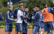 Đồng đội ôm lấy Messi trước trận cầu sinh tử