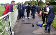 Rashford ôm đầu hoảng hốt khi đồng đội ném vỡ ống kính của phóng viên