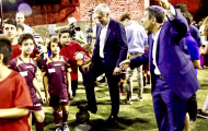 Quên 'FC phản thầy', Ancelotti đi làm từ thiện