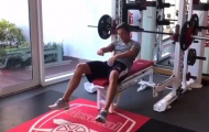 Ozil lủi thủi đẩy tạ ở phòng tập London Colney 