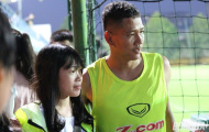 Anh Đức từ chối phỏng vấn, bị fan nữ bủa vây sau buổi tập