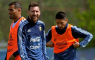 Argentina nguy cơ bị loại, Messi vẫn cười tươi