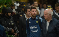 Cảnh sát bao quanh Messi khi Argentina đặt chân đến Ecuador