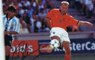 Giây phút Ayala bị Bergkamp 'xỏ mũi'