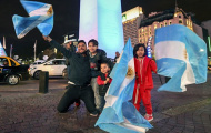 Dân Argentina mở hội sau lần 'chết hụt' của đội nhà