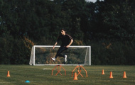 Hector Bellerin trong bộ cánh 'chất lừ' trên sân tập