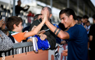 Gạt trận thua Lazio, Dybala vui vẻ với fan nhí trên sân tập