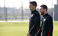 Suarez không rời Messi trên sân tập
