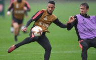 Cầu thủ Arsenal dầm mưa, nghe Wenger 'giáo huấn'