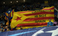 CĐV mang cờ Catalunya đến sân, Barca sắp bị UEFA phạt nặng?