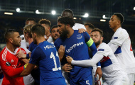 CĐV Everton bồng con nhỏ, tham gia đánh cầu thủ Lyon