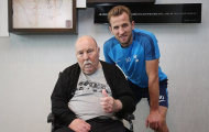 Ở tuổi 77, huyền thoại Jimmy Greaves đi xe lăn cổ vũ Tottenham trước trận đại chiến