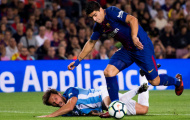 Suarez bực bội rời sân, Valverde liền ân cần dỗ dành
