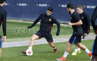 Không thi đấu, Suarez vẫn tập luyện cùng các đàn em