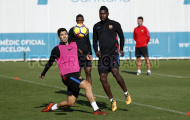 Suarez bất lực trước Umtiti trên sân tập của Barca
