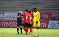 Điểm tin bóng đá Việt Nam tối 28/10: Trọng tài bẻ còi, V-League lại dậy sóng