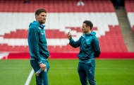 Vừa tới Emirates, dàn sao Swansea đã tranh thủ tự sướng