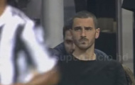 Bonucci thẩn thờ nhìn Juventus đánh bại AC Milan
