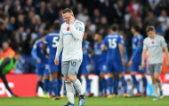 Wayne Rooney cúi gầm mặt đón thất bại cùng Everton
