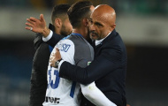 Spalletti ghì chặt học trò khi thoát hiểm ở thành Verona