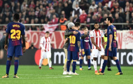 Vượt rào an ninh, fan nhí vào tận sân ôm bằng được Messi
