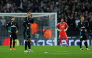 Ronaldo và đồng đội đứng như trời trồng nhìn Gà trống bay cao