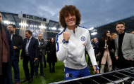David Luiz hả hê khi thắng trận trên bàn bi lắc