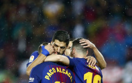 Messi và Suarez thi nhau ôm lấy người hùng Alcacer