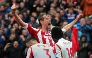 'Sếu vườn' Peter Crouch chính thức gia nhập hội kỷ lục gia tại NHA