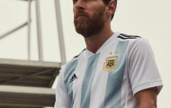Messi buồn rười rượi khoe áo đấu mới của tuyển Argentina
