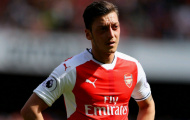 Ozil vật vờ như bóng ma khi đối đầu Man City
