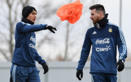 Dybala ném áo bít về phía Messi trong buổi tập của Argentina