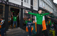 Đến Đan Mạch, CĐV CH Ireland 'quậy tưng' Victoria's Secret