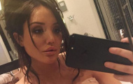 Charlotte Crosby khoe thân hình bốc lửa qua mạng xã hội