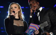 Paul Pogba cầm mic, sánh vai cùng Natalie Dormer tại MTV European Music