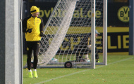 Reus chạy ngoài đường pitch, hướng ánh nhìn về phía đồng đội