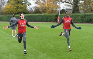 Welbeck 'đua tốc độ' với Bellerin trên sân tập