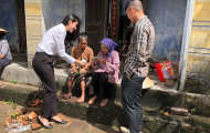 Công Vinh giản dị cùng vợ đi cứu trợ đồng bào miền Trung