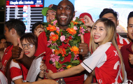 Fan nữ Việt cuồng nhiệt khiến huyền thoại Arsenal bối rối 