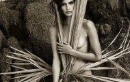 Màn khoe thân trần trụi của Sara Sampaio