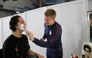 Trở lại Man City, De Bruyne & đồng đội học cách... trang điểm