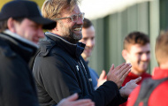 Jurgen Klopp cười tẹt ga trên sân tập như chưa từng nhập viện