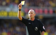 Arsenal đã chiêu mộ thành công... trọng tài Mike Dean